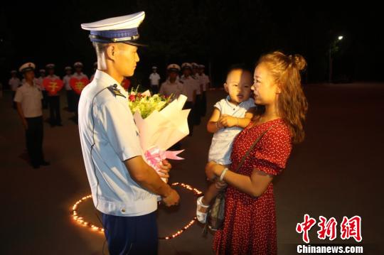 新疆一名消防员的七夕:一场迟到三年的求婚“表白”