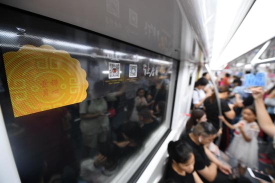 图为：地铁车厢内贴起象征团圆的月饼图案。 王刚 摄