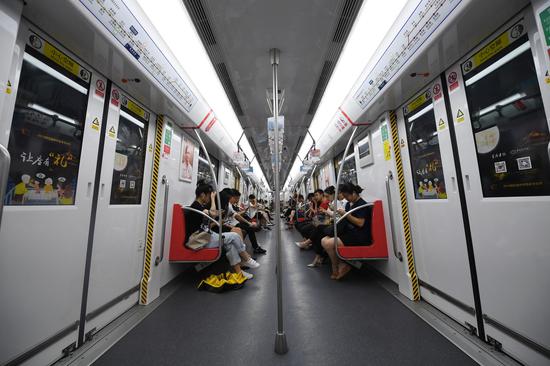 图为：杭州地铁车厢内贴起倡导让座贴牌。 王刚 摄