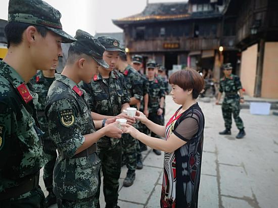 千年古城洪水退去 武警台州支队官兵连夜清淤