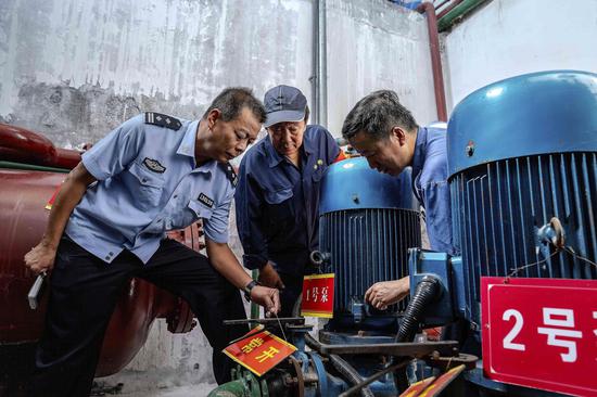 新疆鐵警加強暑期機車消防安全檢查