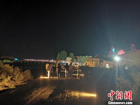 感受光影變幻魅力 攜手夜游新疆魔鬼城景區