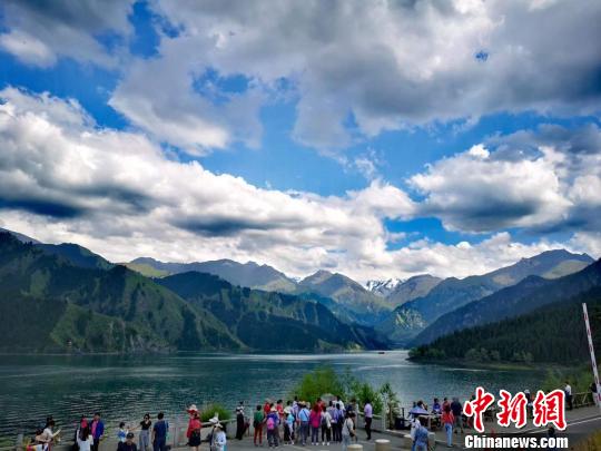 新疆天山天池游客激增 景區多項措施保障游客體驗