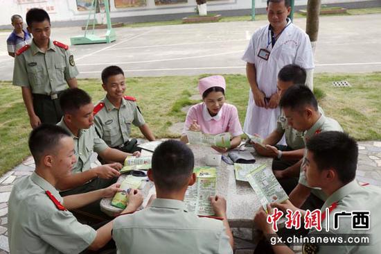 图为医务人员为官兵讲解注意事项。 图为医务人员为官兵讲解注意事项。