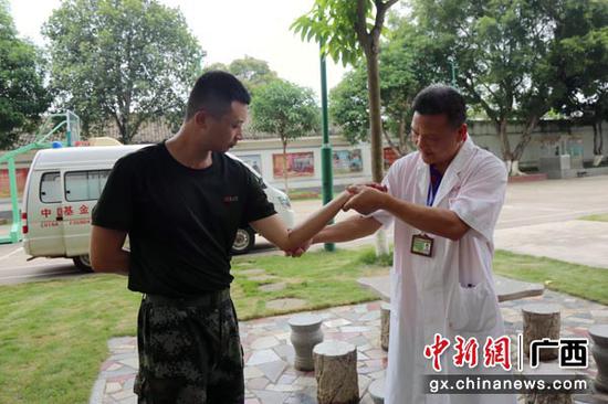 图为医生询问官兵病情。 图为医生询问官兵病情。