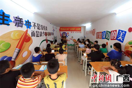 8月17日,在广西柳州市融安县“老乡家园”,孩子们在上趣味数学课。谭凯兴 摄 8月17日,在广西柳州市融安县“老乡家园”,孩子们在上趣味数学课。谭凯兴 摄