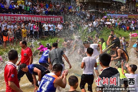 8月14日，在广西融水苗族自治县洞头镇甲朵村村民们在戏水抢鱼。