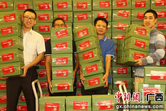 工行广西分行通过电商平台采购来自贫困户的劳动果实红心猕猴桃。 工行广西分行通过电商平台采购来自贫困户的劳动果实红心猕猴桃。