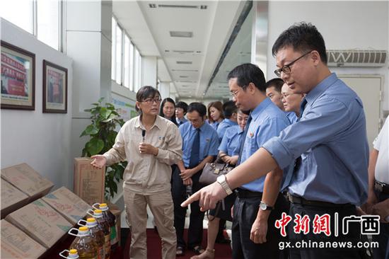 广西各级检察官主动深入企业,为企业提供法律服务。 广西各级检察官主动深入企业,为企业提供法律服务。