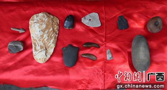 新石器时代的玉锛、取火器、大石铲等骆越石器展示 新石器时代的玉锛、取火器、大石铲等骆越石器展示