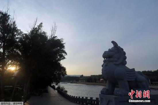 新疆富蘊縣:晨光中的額爾齊斯河靜靜流淌