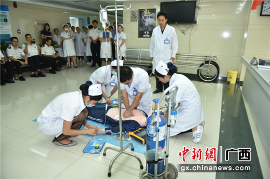 保健中心医护人员现场模拟过敏性休克急救情景 保健中心医护人员现场模拟过敏性休克急救情景