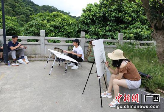图为艺术家们席地创作。 图为艺术家们席地创作。