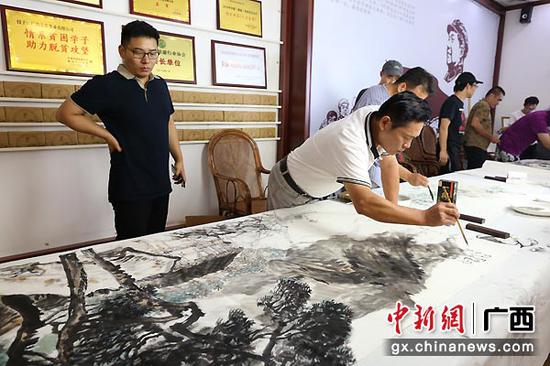 图为艺术家们开展笔会活动。 图为艺术家们开展笔会活动。