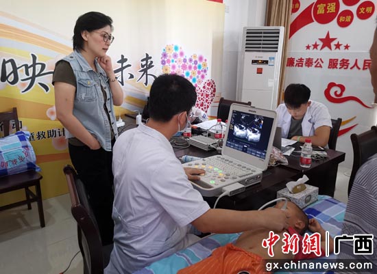 医生正在给孩子做先心病筛查 医生正在给孩子做先心病筛查