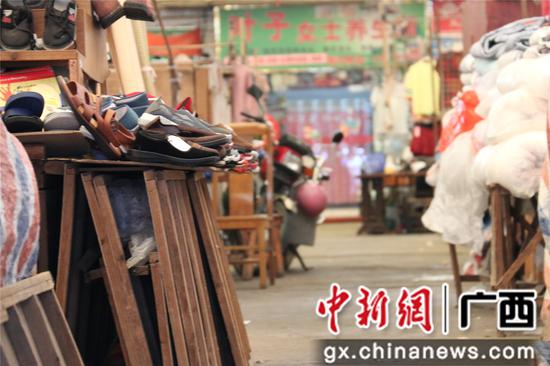 图为柳州市桂中商城内摊位之间的疏散走道被商铺占用。覃诗明 摄 图为柳州市桂中商城内摊位之间的疏散走道被商铺占用。覃诗明 摄