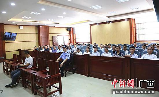 图为被告人房军伟出庭受审。 图为被告人房军伟出庭受审。