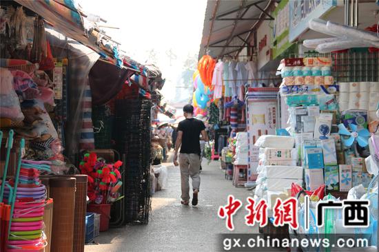 图为柳州市桂中商城内消防车道被经营的摊位占用。覃诗明 摄 图为柳州市桂中商城内消防车道被经营的摊位占用。覃诗明 摄