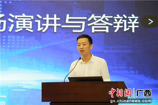 图为中铁二十五局职工陈旺在答辩。 图为中铁二十五局职工陈旺在答辩。