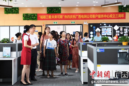 南方电网广西电网公司开展“走进供电热线,感受微笑服务”开放日活动 南方电网广西电网公司开展“走进供电热线,感受微笑服务”开放日活动
