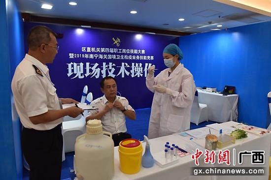 给有流感症状红外体温监测报警的旅客进行腋下体温复测。