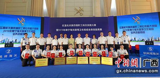 领导与获奖团体和个人合影。