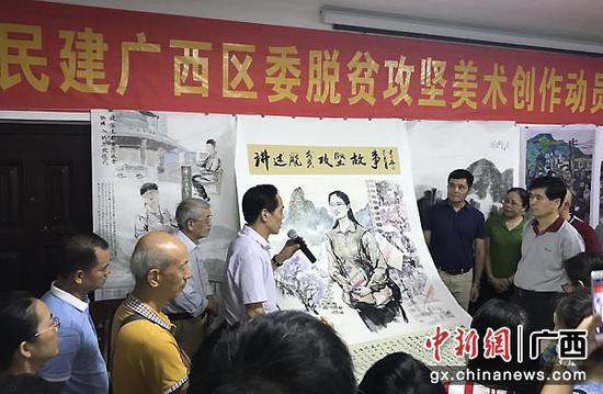 图为画家陈中华介绍作品创作内涵。 图为画家陈中华介绍作品创作内涵。