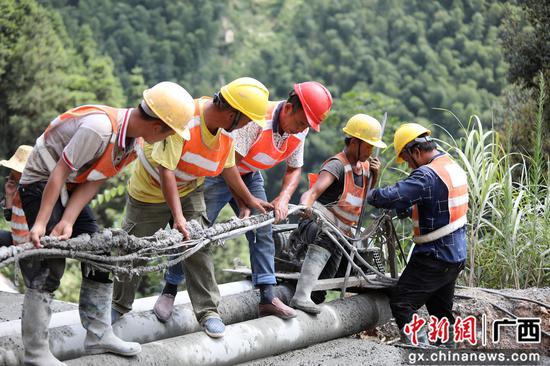 8月13日,融水苗族自治县境内的罗融二级公路施工路段,工人们正冒着37℃的高温在进行作业。 8月13日,融水苗族自治县境内的罗融二级公路施工路段,工人们正冒着37℃的高温在进行作业。