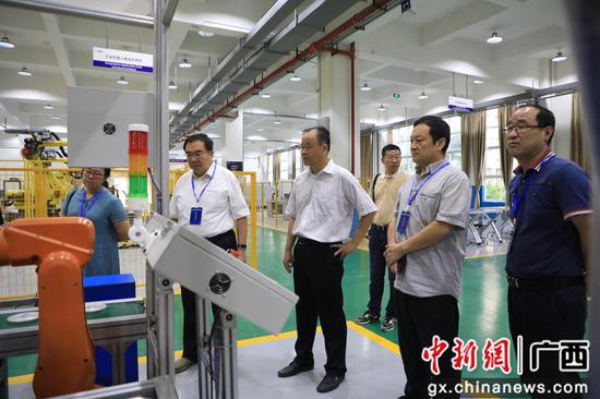 與會嘉賓參觀柳州職業技術學院實訓基地。柳職供圖