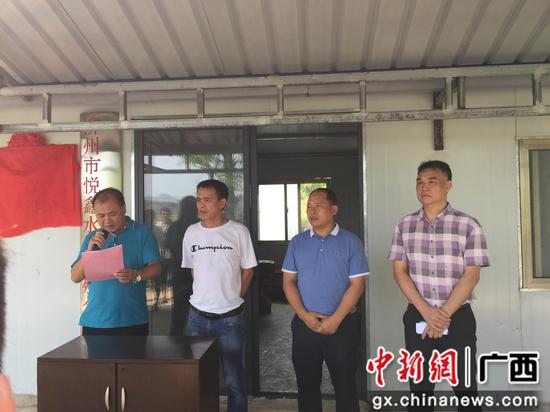 鱼峰区人社局党组书记许成爱在扶贫车间揭牌仪式上讲话。 鱼峰区人社局党组书记许成爱在扶贫车间揭牌仪式上讲话。