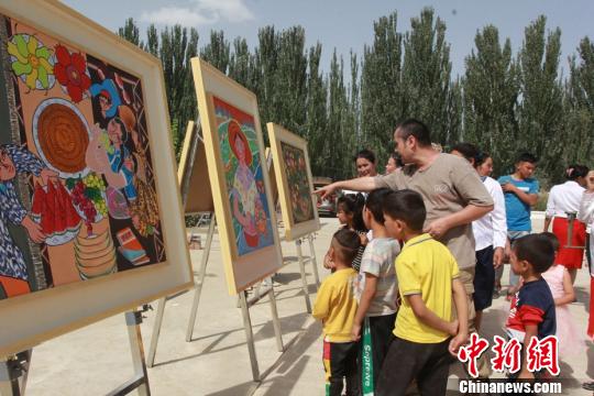 新疆:文化走基層百余幅作品描繪新時代農民新生活