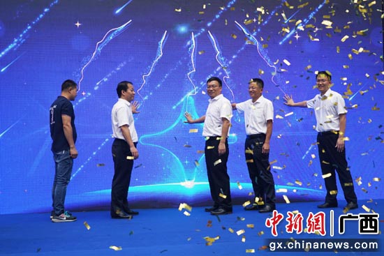 工行廣西區分行領導與特邀商戶共同在LED屏幕按下手印,標志著“e商助夢計劃”全新升級正式啟動。 工行廣西區分行領導與特邀商戶共同在LED屏幕按下手印,標志著“e商助夢計劃”全新升級正式啟動。