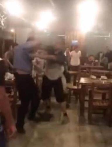 涉事男子殴打辅警。现场视频截图 涉事男子殴打辅警。现场视频截图