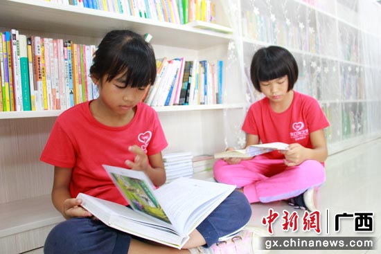 蒲公英之家的孩子们在雯熙爱心图书馆认真看书。陶媛 摄 蒲公英之家的孩子们在雯熙爱心图书馆认真看书。陶媛 摄