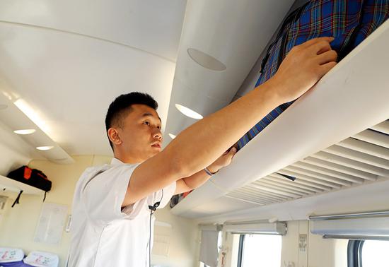 8月28日凌晨,北京西到乌鲁木齐的z69次旅客列车列车员正在做清洁.