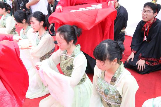 浙江台州路桥重现传统成人礼 开启人生新阶段