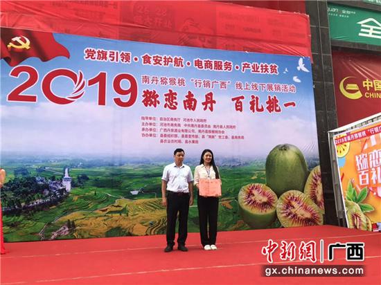 图为南丹县领导为一等奖获得者颁奖 图为南丹县领导为一等奖获得者颁奖