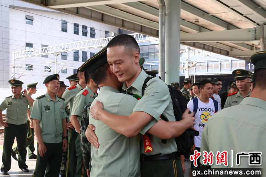武警柳州支队数百余名老兵迎来"退伍季" - 中新网广西