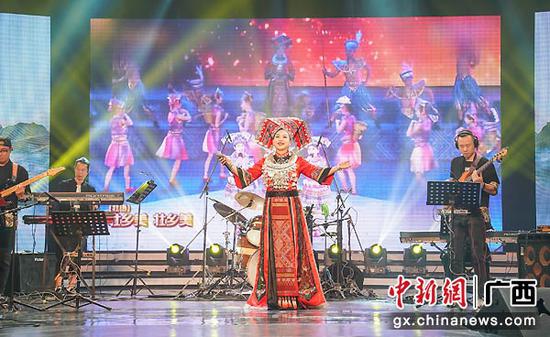 图为广西歌手表演《风情广西》节选节目。陈冠言 摄 图为广西歌手表演《风情广西》节选节目。陈冠言 摄