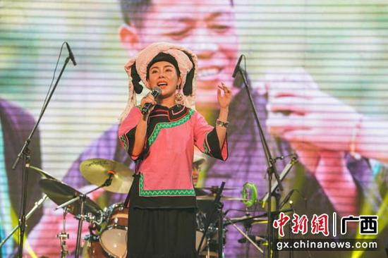 图为广西歌手表演《风情广西》节选节目。陈冠言 摄