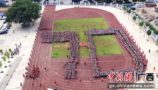 图为开学典礼现场 图为开学典礼现场