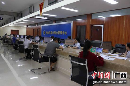 图为市民在办理公积金相关业务。 图为市民在办理公积金相关业务。