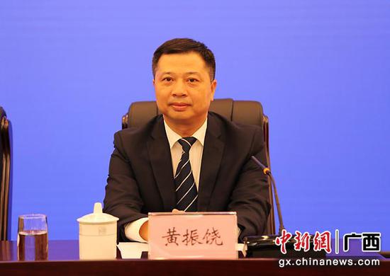 图为梧州市委常委、宣传部部长、副市长黄振饶。中新社记者 杨志雄 摄 图为梧州市委常委、宣传部部长、副市长黄振饶。中新社记者 杨志雄 摄
