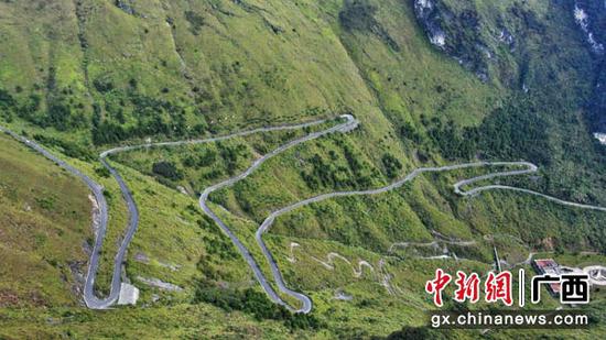 图为七百弄"八里九弯"盘山道.