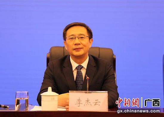 图为梧州市市长李云杰介绍情况。中新社记者 杨志雄 摄 图为梧州市市长李云杰介绍情况。中新社记者 杨志雄 摄