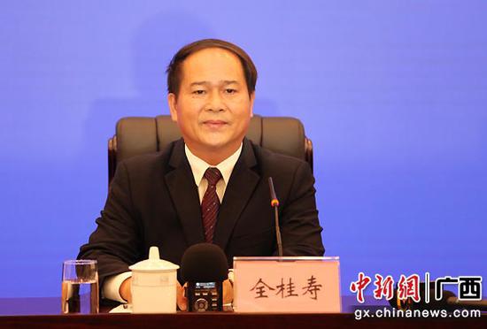 图为中共广西梧州市委书记全桂寿在新闻发布会上介绍梧州市发展情况。中新社记者 杨志雄 摄 图为中共广西梧州市委书记全桂寿在新闻发布会上介绍梧州市发展情况。中新社记者 杨志雄 摄
