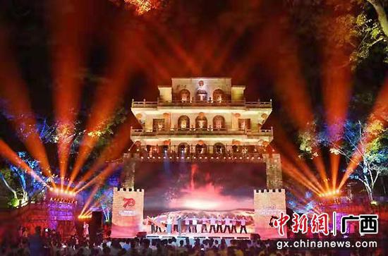图为展演现场光影耀目,绚丽多彩。庞立坚摄 图为展演现场光影耀目,绚丽多彩。庞立坚摄
