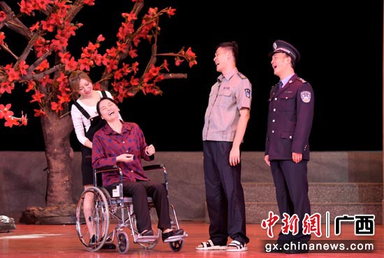 图为《壮乡雷锋》剧照 图为《壮乡雷锋》剧照