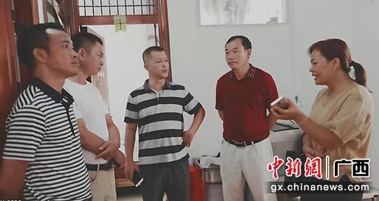 图为督导组与“喜洋洋托儿所”负责人进行沟通。林远先 摄 图为督导组与“喜洋洋托儿所”负责人进行沟通。林远先 摄