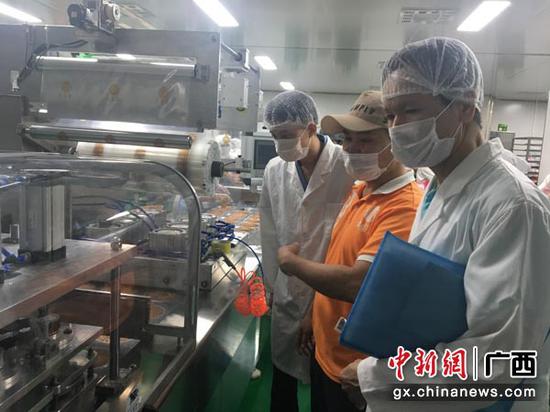 图为执法人员检查月饼生产企业。 图为执法人员检查月饼生产企业。